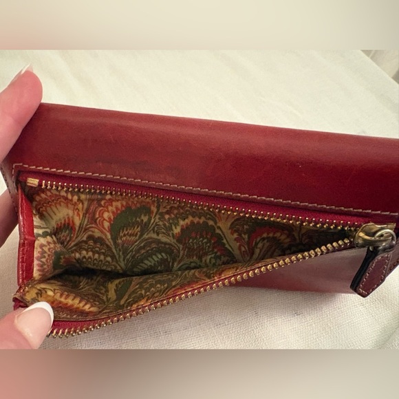 Dooney & Bourke Trifold Wallet Cherry Red Leather Vintage Y2K Paisley interior - Picture 5 of 10